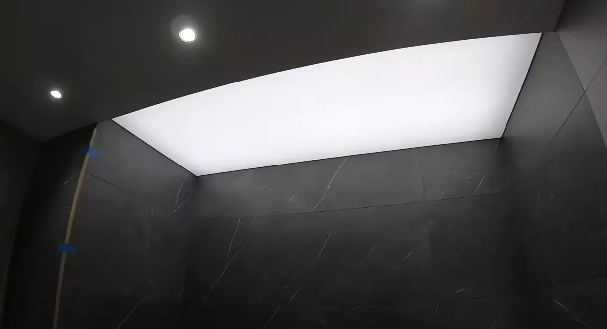 Светопропускаемый натяжной потолок для ванной